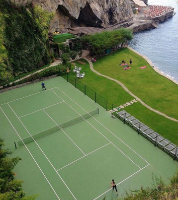 Femme jouant au tennis